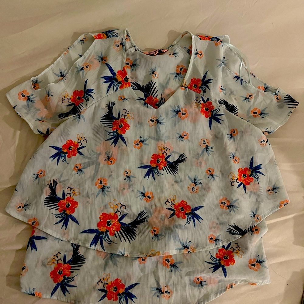 Flowy cute top with shoulder cut outs